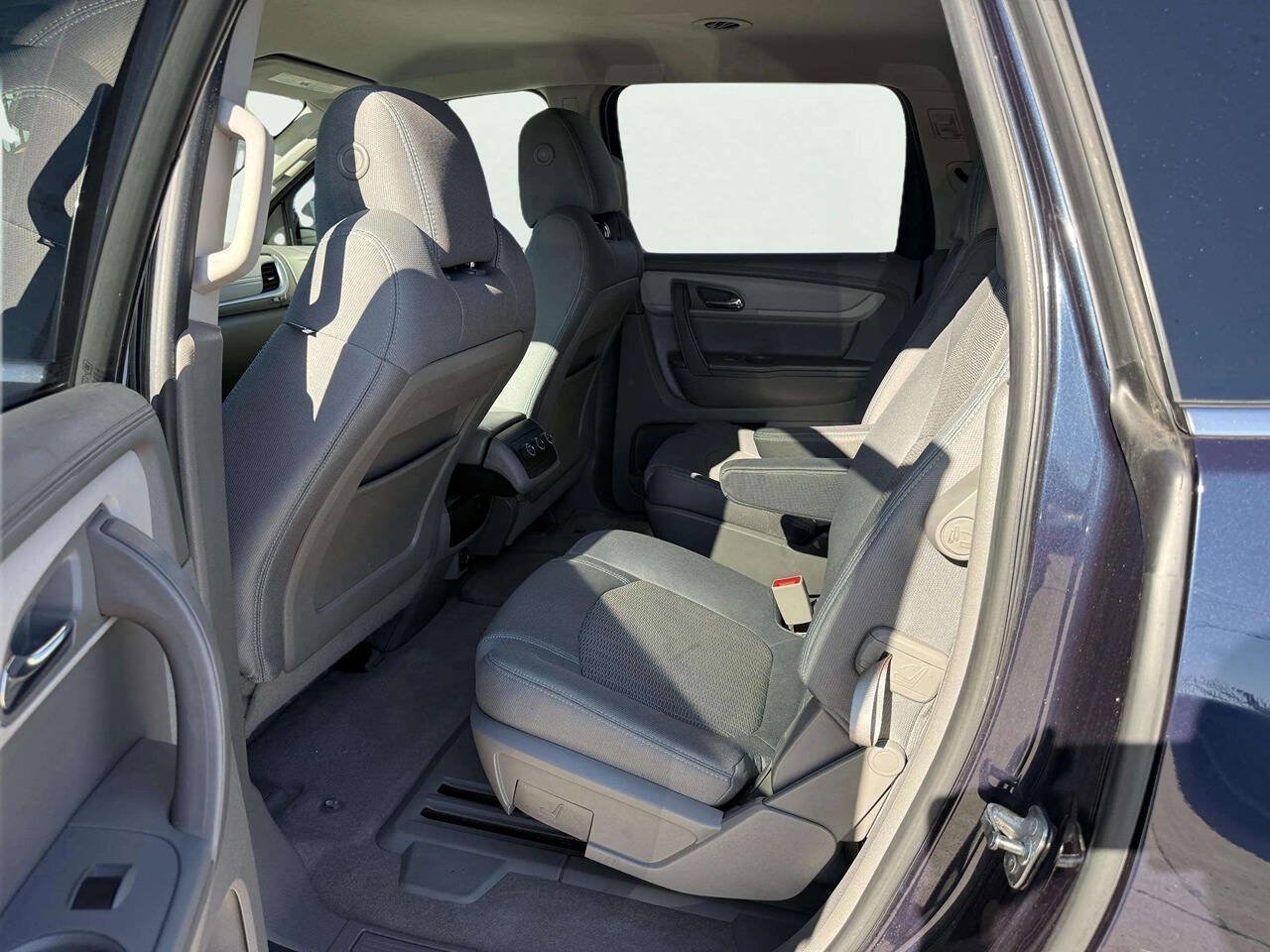 Used 2017 Chevrolet Traverse LT w/ Style and Technology Package FWD image 11