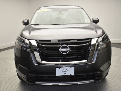 Used 2025 Nissan Pathfinder SL AWD/4WD image 2