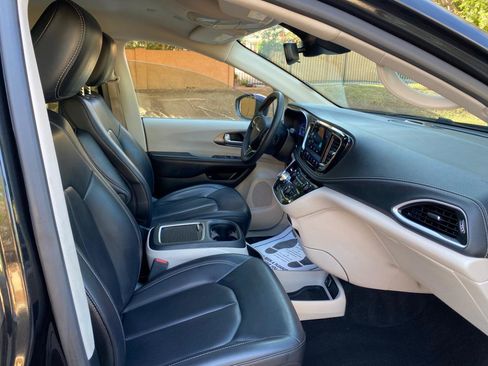 Used 2023 Chrysler Pacifica Touring-L image 62