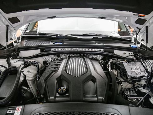 Certified 2025 Porsche Macan AWD/4WD image 32