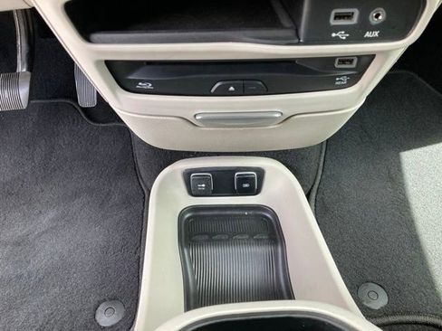 Used 2019 Chrysler Pacifica Limited FWD image 21