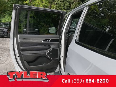 Used 2024 Jeep Wagoneer L Series II w/ Flexible Seating Group AWD/4WD image 17