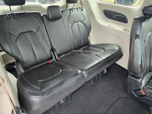Used 2017 Chrysler Pacifica Touring-L FWD image 34
