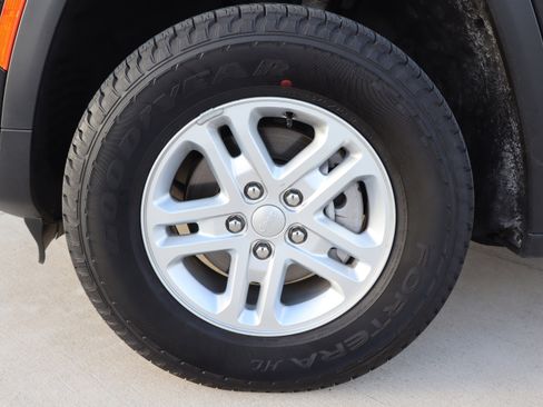 Used 2025 Jeep Grand Cherokee Laredo image 25