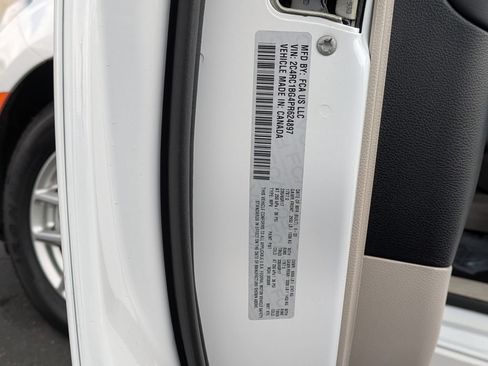 Used 2023 Chrysler Pacifica Touring-L FWD image 32