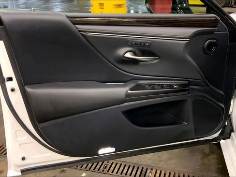 Used 2019 Lexus ES 300h w/ Premium Package image 22