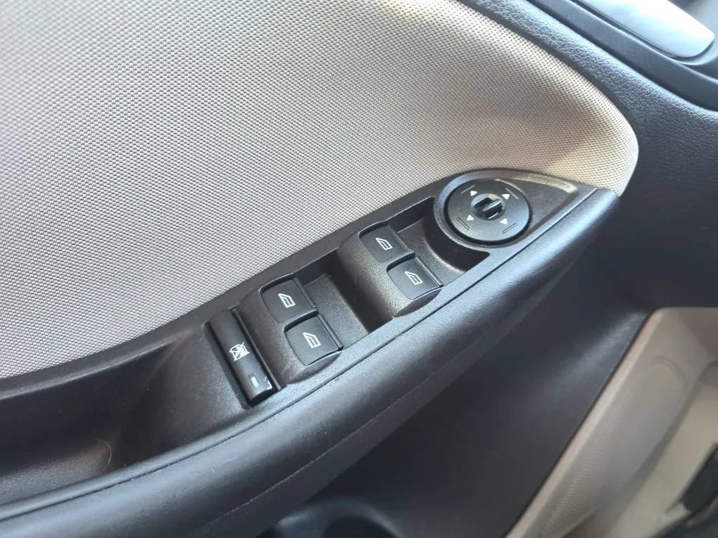 Used 2015 Ford Focus SE FWD image 18