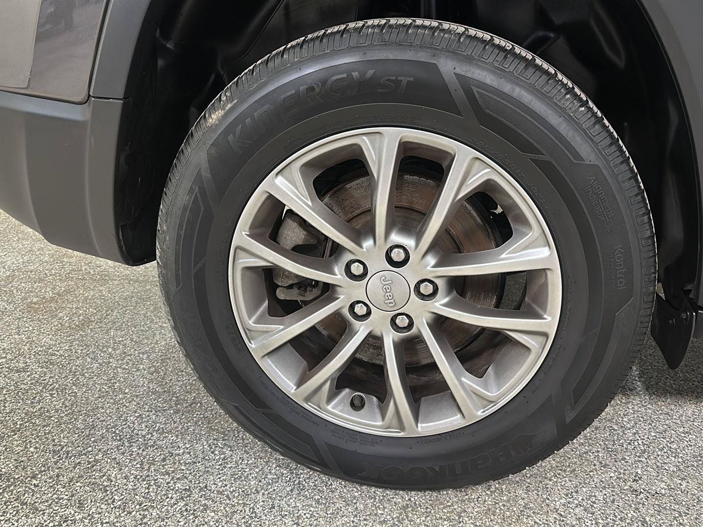 Used 2022 Jeep Cherokee Latitude Lux w/ Sun & Sound Group AWD/4WD image 9