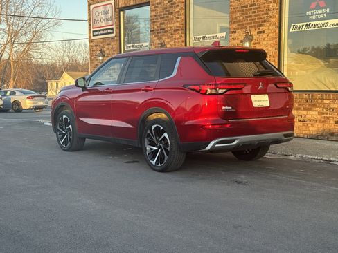 Used 2022 Mitsubishi Outlander SE image 3