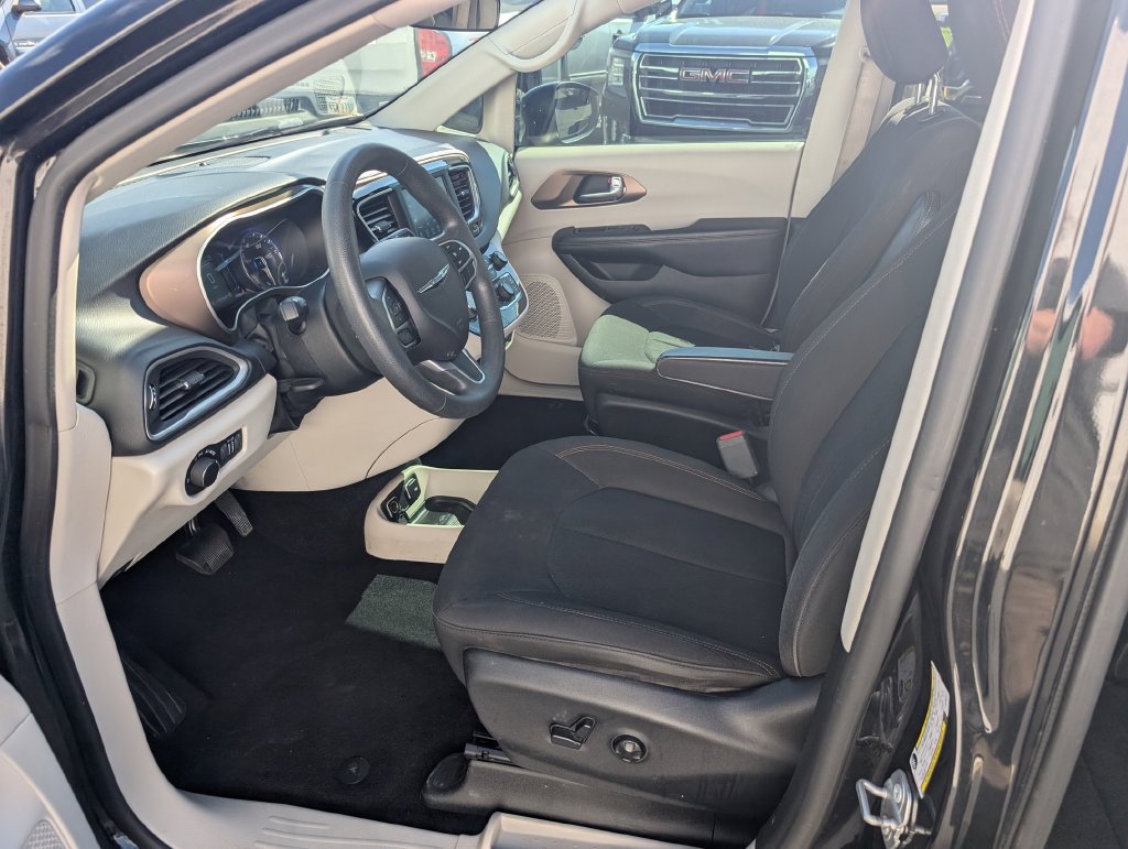 Used 2018 Chrysler Pacifica Touring FWD image 11