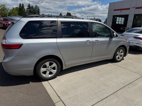 Used 2017 Toyota Sienna LE FWD image 4