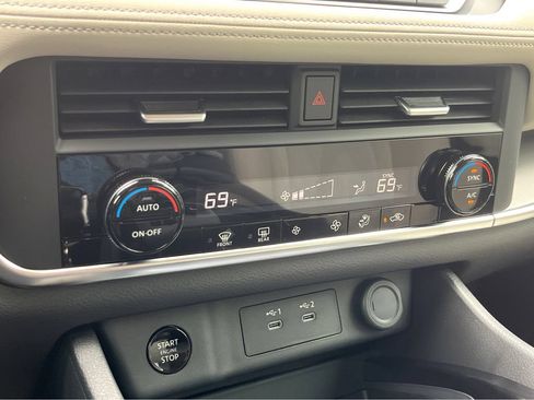 Used 2025 Nissan Rogue SV FWD image 25