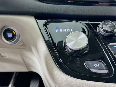 Used 2024 Chrysler Pacifica Touring-L image 24