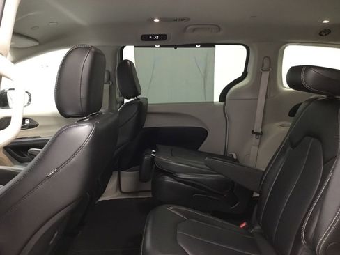 Used 2024 Chrysler Pacifica Touring-L image 12