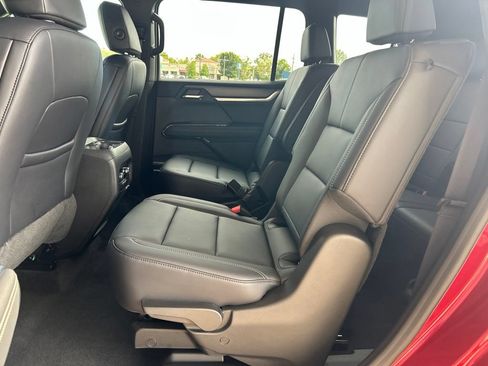 Used 2026 GMC Acadia Elevation w/ Elevation Premium Package FWD image 9