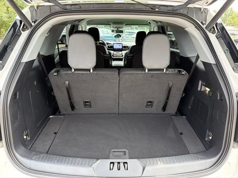 Used 2022 Ford Explorer XLT w/ Equipment Group 202A AWD/4WD image 14