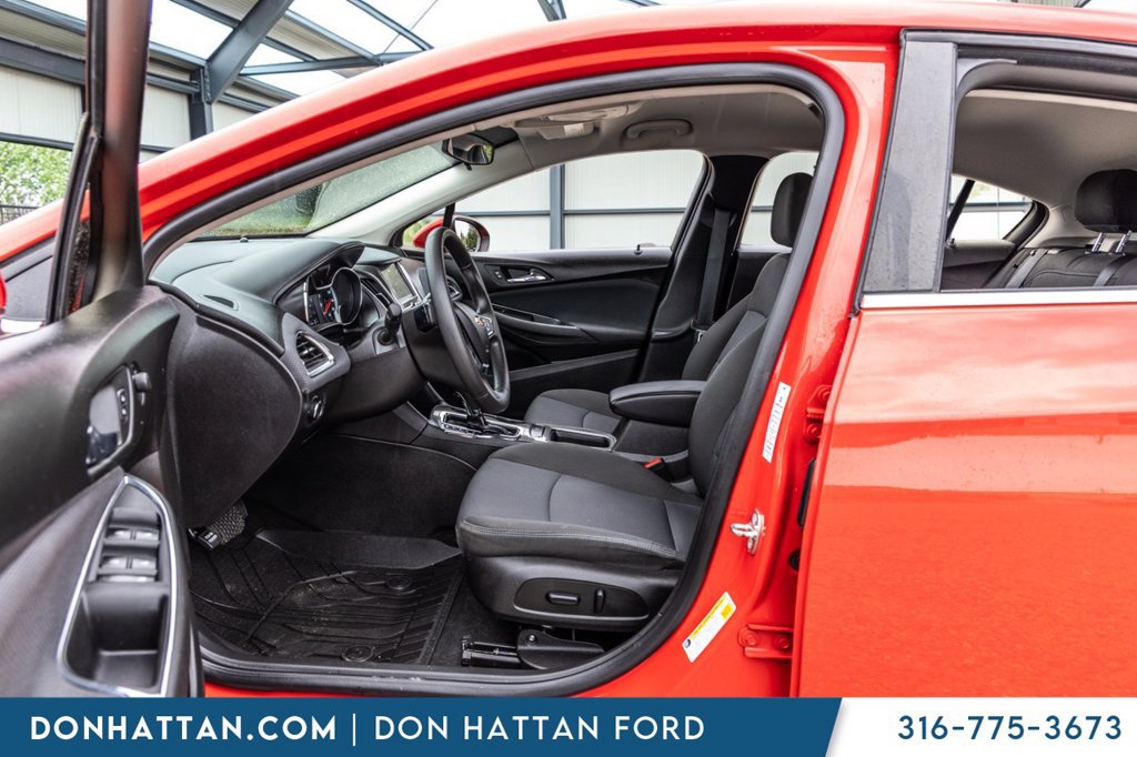 Used 2018 Chevrolet Cruze LT w/ Convenience Package FWD image 4