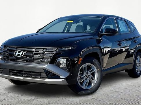 Used 2025 Hyundai Tucson SE image 2