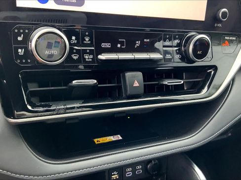 Used 2025 Toyota Highlander Platinum image 33