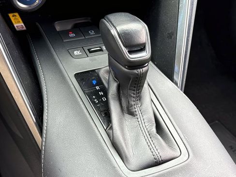 Certified 2022 Toyota Venza LE image 20