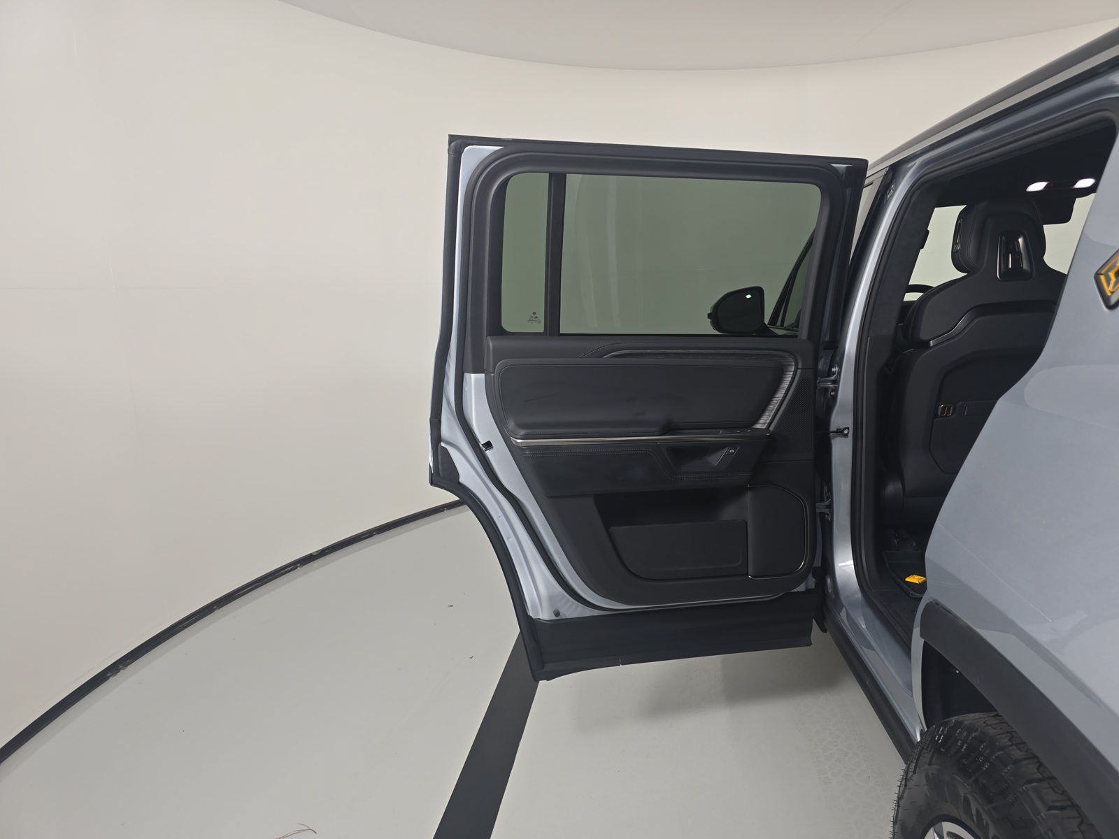 Used 2025 Rivian R1S Adventure Dual AWD/4WD image 17