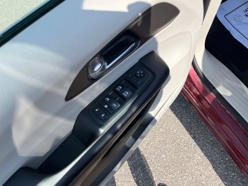 Used 2018 Chrysler Pacifica L FWD image 13