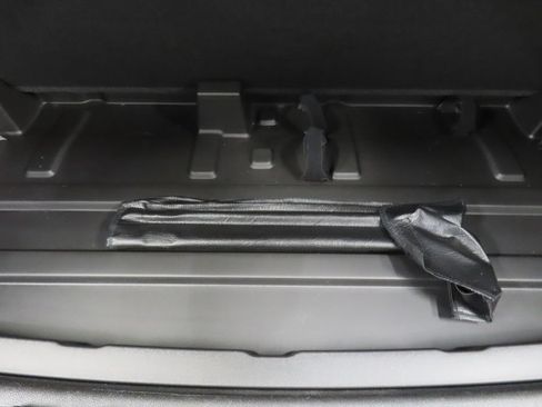Used 2024 GMC Yukon SLT w/ SLT Luxury Package AWD/4WD image 45