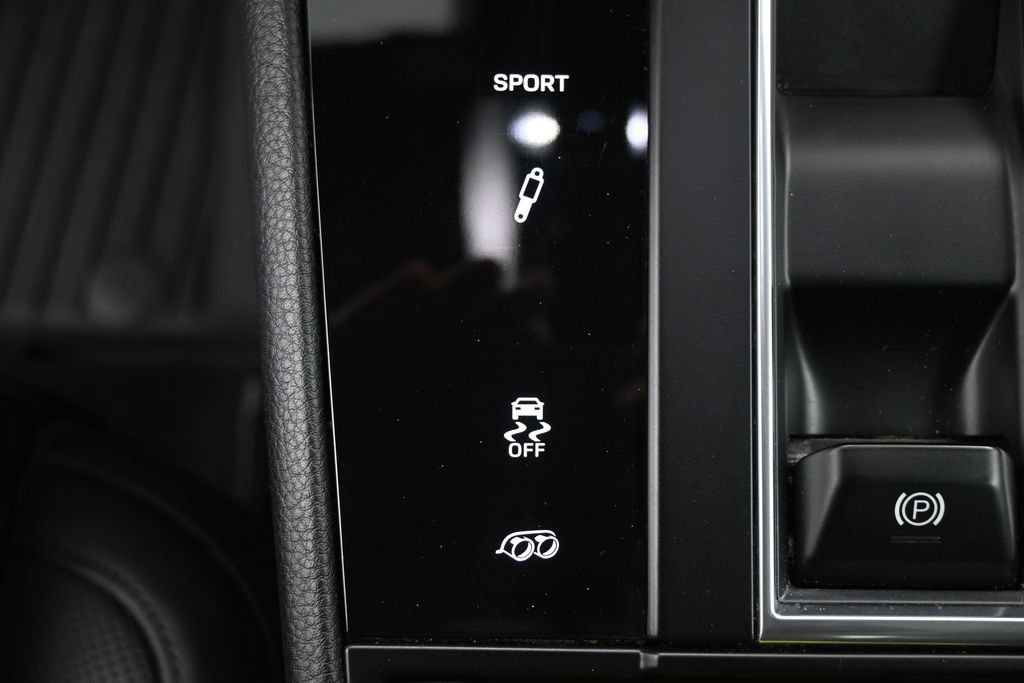Certified 2023 Porsche Macan S AWD/4WD image 21