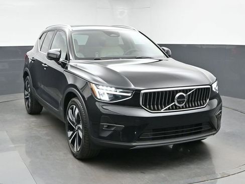 Used 2023 Volvo XC40 B4 Ultimate w/ Protection Package Premier FWD image 2
