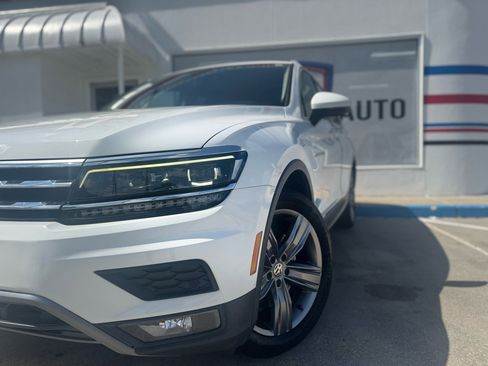 Used 2018 Volkswagen Tiguan SEL Premium image 3