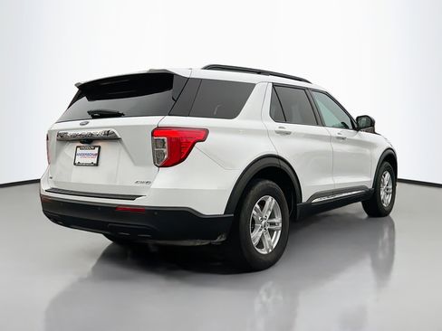 Used 2023 Ford Explorer XLT AWD/4WD image 2