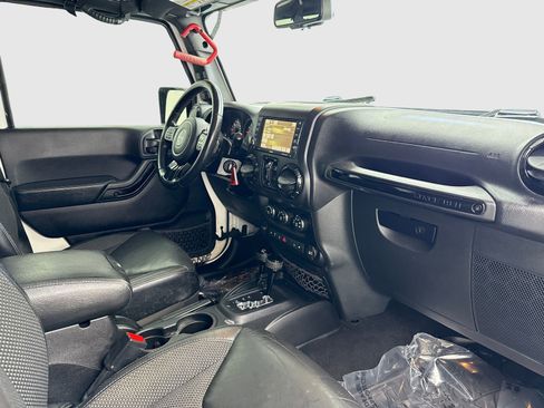 Used 2016 Jeep Wrangler Unlimited Sahara image 40