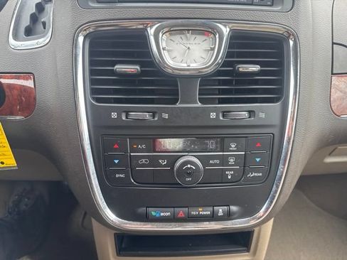 Used 2013 Chrysler Town & Country Touring FWD image 30