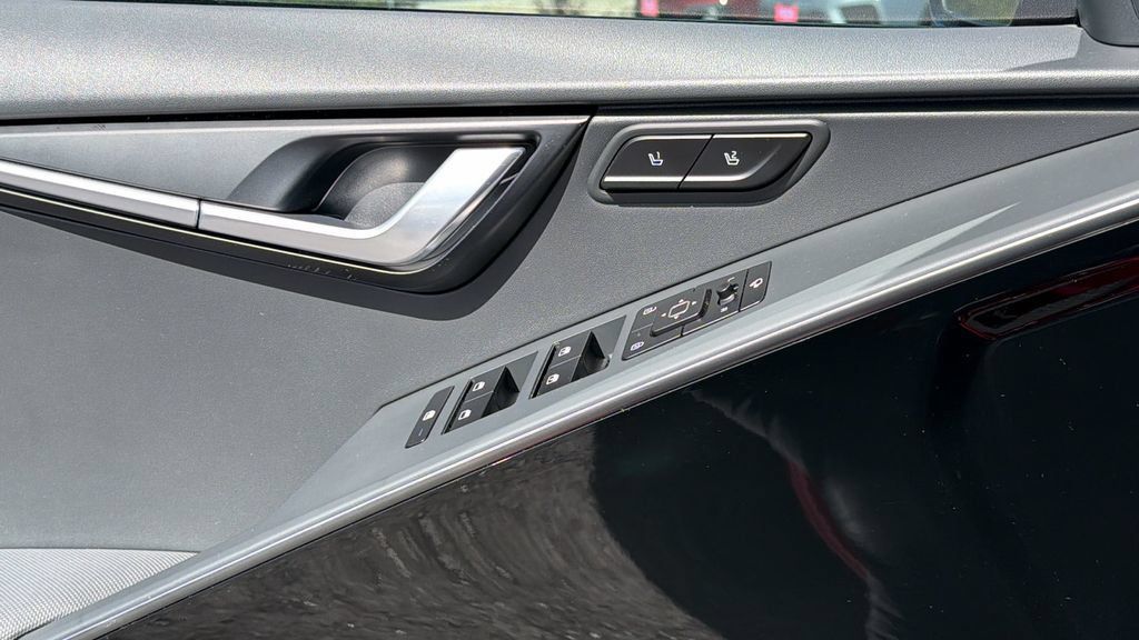 Used 2023 Kia Niro FWD image 22
