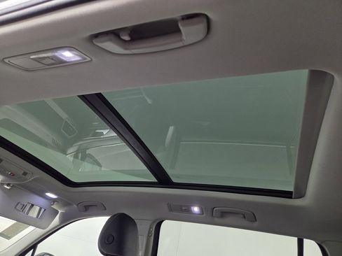 Used 2024 Volkswagen Tiguan SE image 12