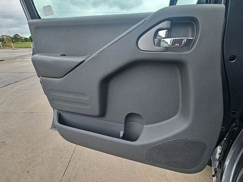 Used 2018 Nissan Frontier SV w/ Value Truck Package AWD/4WD image 9