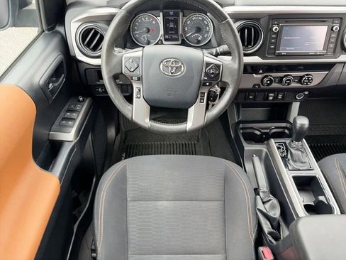 Used 2018 Toyota Tacoma SR5 RWD image 10