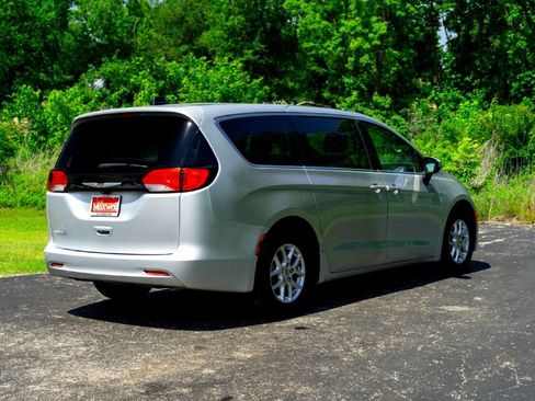 Used 2022 Chrysler Voyager LX FWD image 7