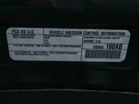 Used 2023 Chrysler Pacifica Touring-L image 10