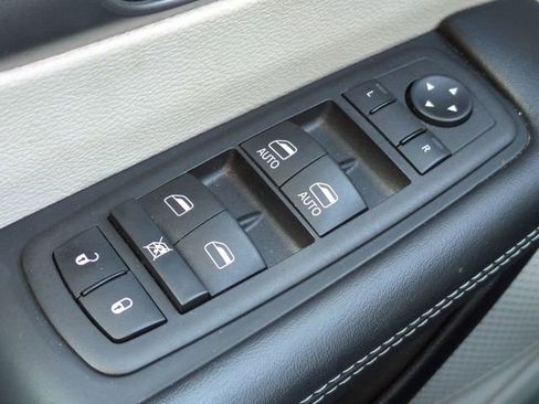 Used 2023 Chrysler Pacifica Touring-L image 23