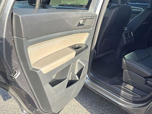 Used 2021 Volkswagen Atlas Cross Sport SE image 19