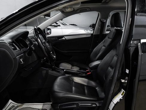 Used 2017 Volkswagen Jetta SE image 4