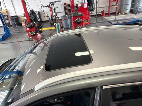 Used 2018 Kia Niro Touring FWD image 5
