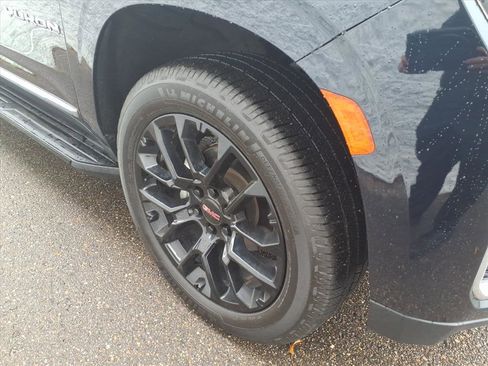 Used 2022 GMC Yukon SLT w/ SLT Premium Package image 4