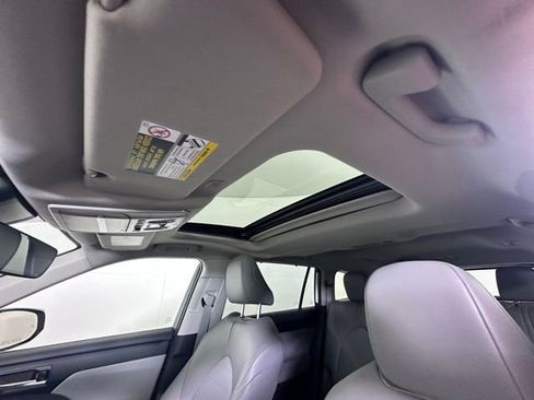 Used 2023 Toyota Highlander XLE AWD/4WD image 25