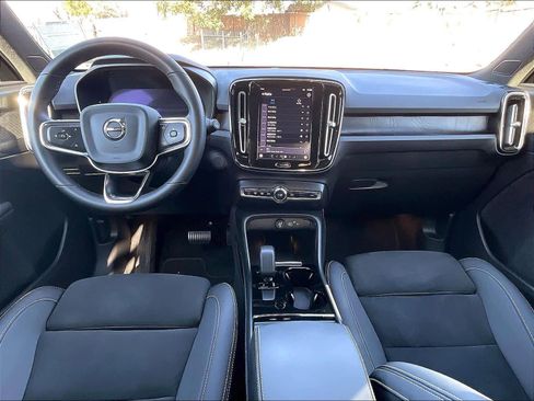 Used 2023 Volvo XC40 Recharge Plus image 18