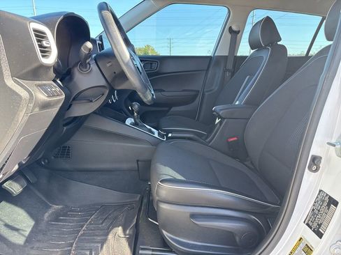 Used 2022 Hyundai Venue Limited image 6