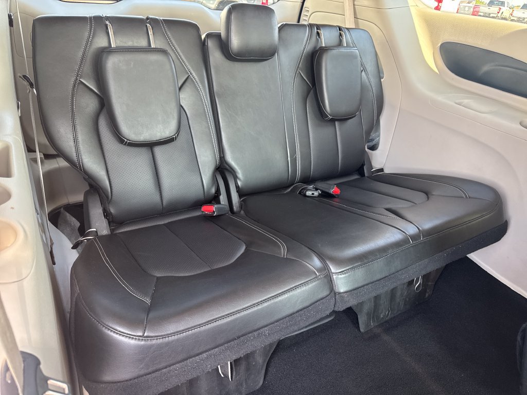 Used 2024 Chrysler Pacifica Touring-L FWD image 13