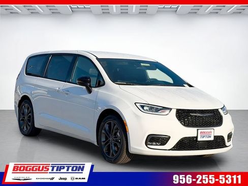 New 2026 Chrysler Pacifica Select FWD image 1