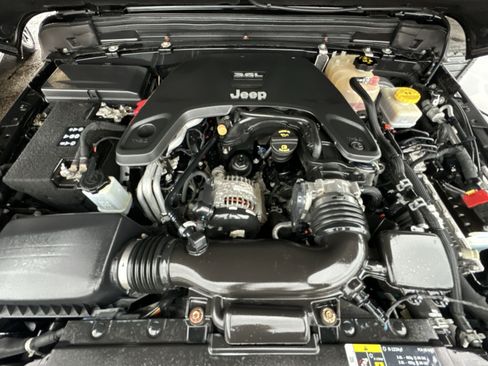 Used 2019 Jeep Wrangler Unlimited Sahara w/ Uconnect 4C Nav & Sound Group image 18